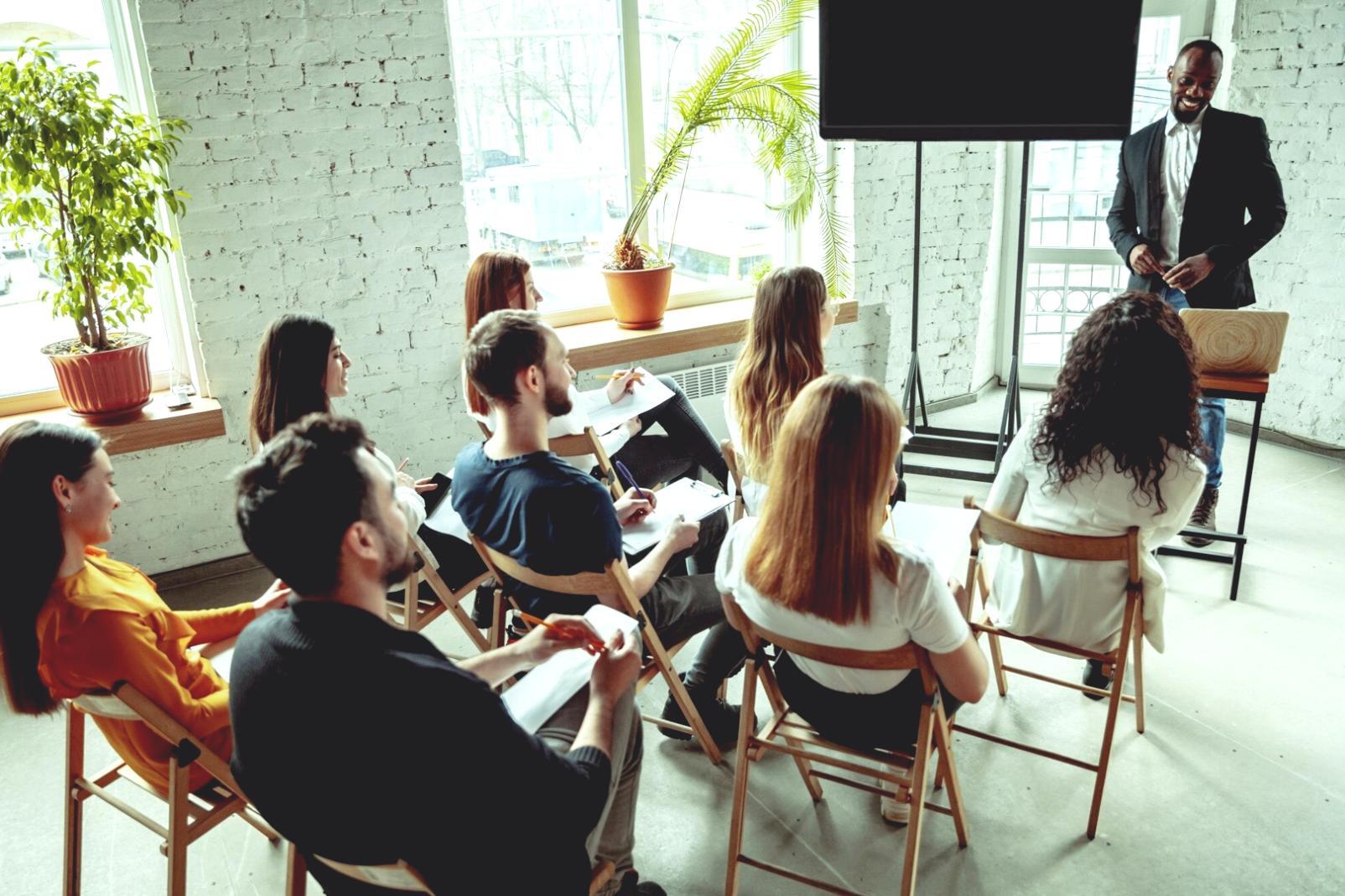 Étudiants participant à un atelier collaboratif d'innovation financière
